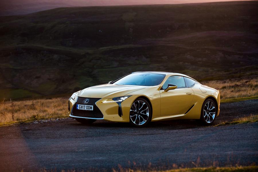  Lexus LC500 2017 года  (UK) (фото 25 из 40)